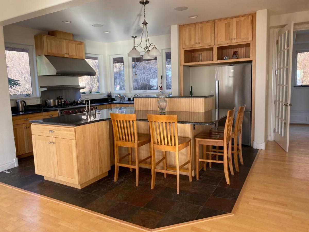 Frenchy'S Adventure Bed And Breakfast 앵커리지 외부 사진